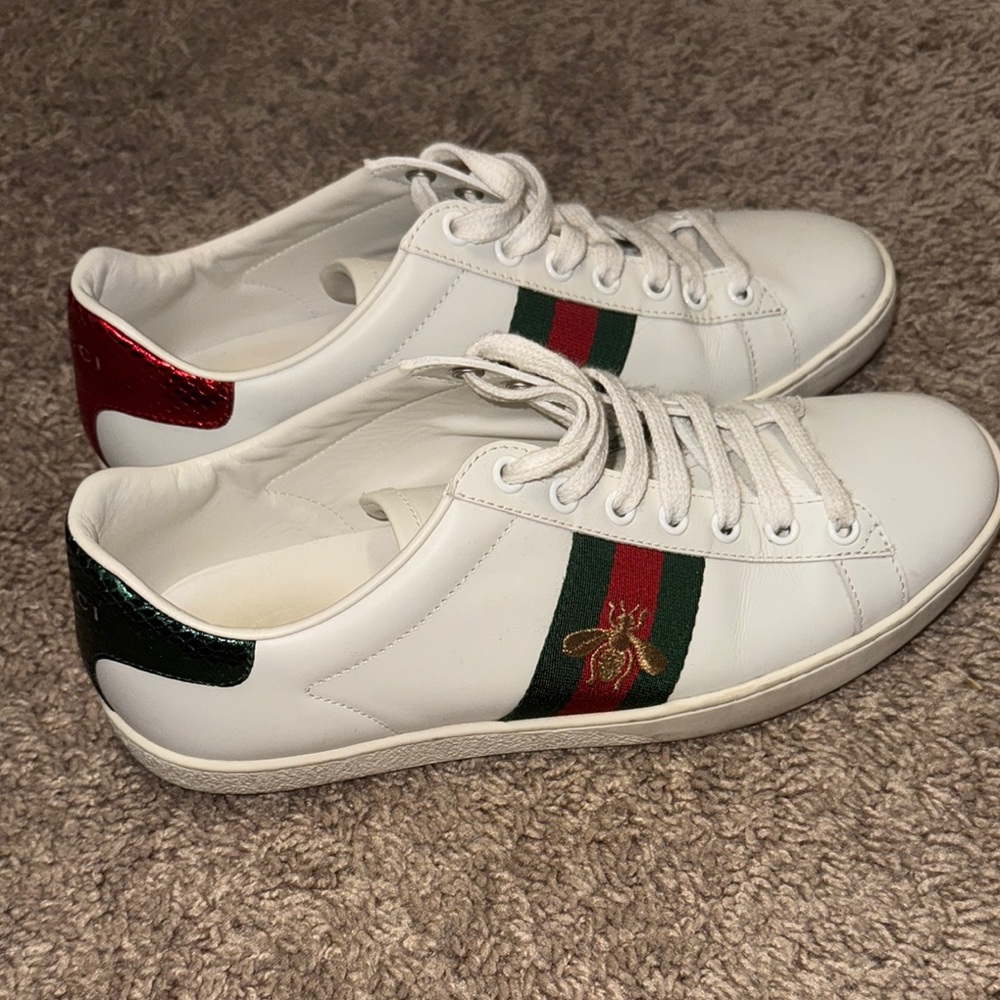 Gucci Classic White Sneakers with Red and Green Accents - Picture 3 of 3